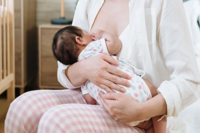 Cho con bú mẹ sai tư thế khiến con khó no bụng, mẹ ảnh hưởng cột sống